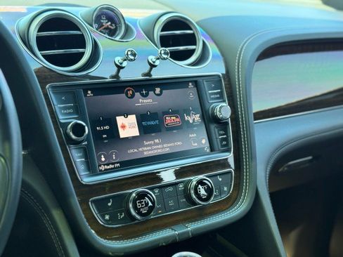 Used 2018 Bentley Bentayga Onyx Edition AWD/4WD image 22