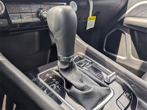 Used 2024 Jeep Compass Latitude image 17