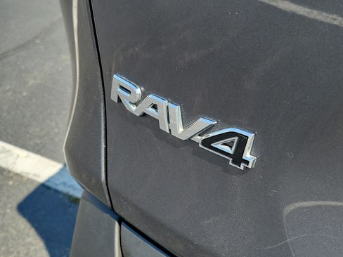 Certified 2021 Toyota RAV4 XLE FWD image 9