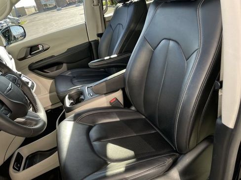 Used 2024 Chrysler Pacifica Touring-L FWD image 11