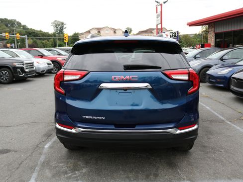Used 2023 GMC Terrain SLT image 3