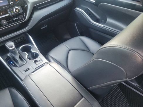 Used 2021 Toyota Highlander XLE FWD image 16