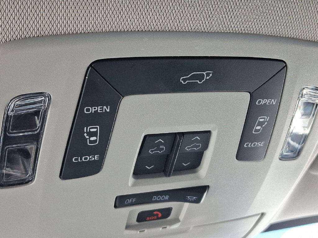 Certified 2025 Toyota Sienna XLE FWD image 30