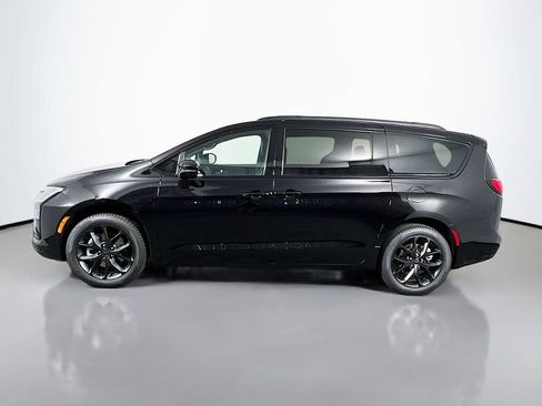 New 2027 Chrysler Pacifica Limited AWD/4WD image 4