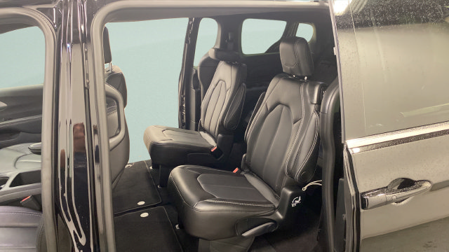 Used 2025 Chrysler Pacifica Select FWD image 26