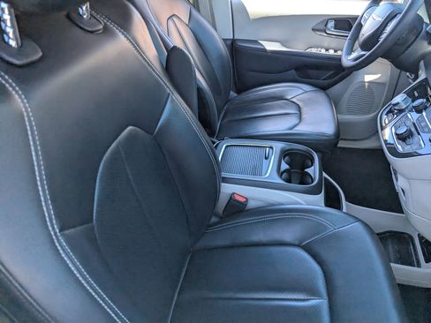 Used 2023 Chrysler Pacifica Touring-L image 10