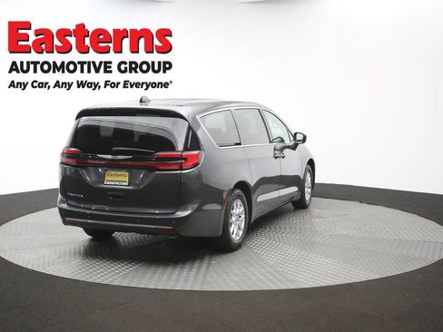 Used 2023 Chrysler Pacifica Touring-L FWD image 40
