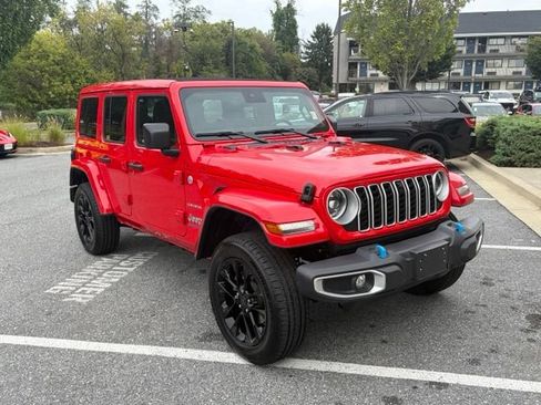 Used 2024 Jeep Wrangler Unlimited Sahara w/ Technology Group AWD/4WD image 2
