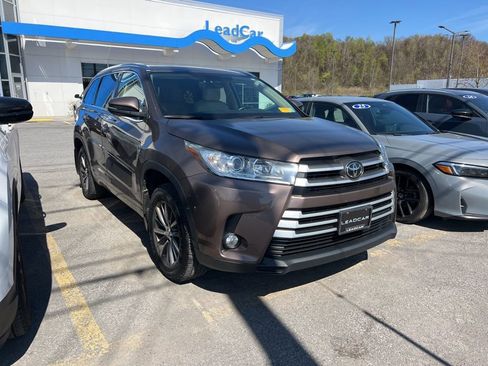 Used 2018 Toyota Highlander XLE AWD/4WD image 3