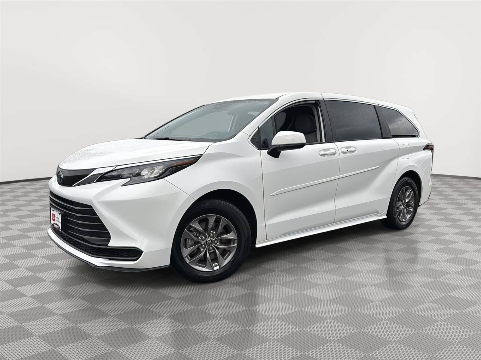 Used 2024 Toyota Sienna LE AWD/4WD image 1
