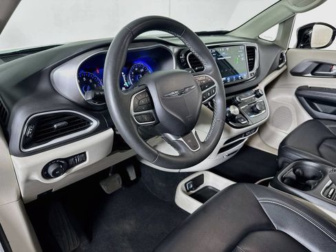 Used 2024 Chrysler Pacifica Touring-L FWD image 9