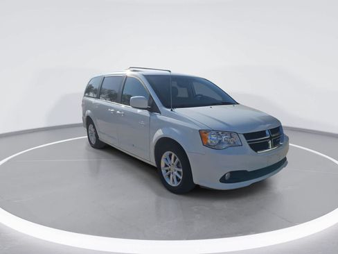 Used 2018 Dodge Grand Caravan SXT FWD image 2