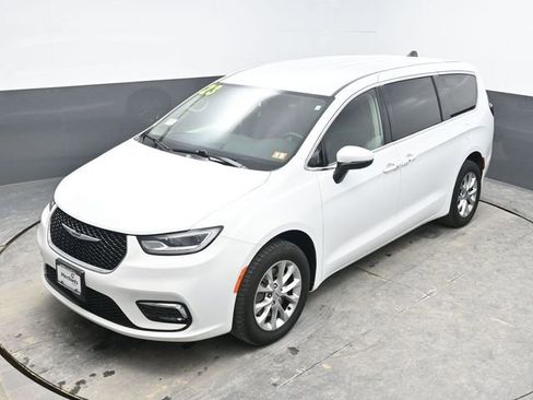 Used 2023 Chrysler Pacifica Touring-L image 21
