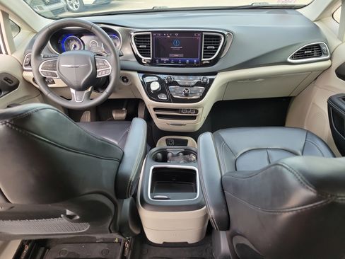 Used 2023 Chrysler Pacifica Touring-L FWD image 18