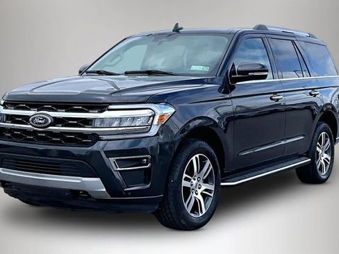 Used 2022 Ford Expedition Limited AWD/4WD image 2