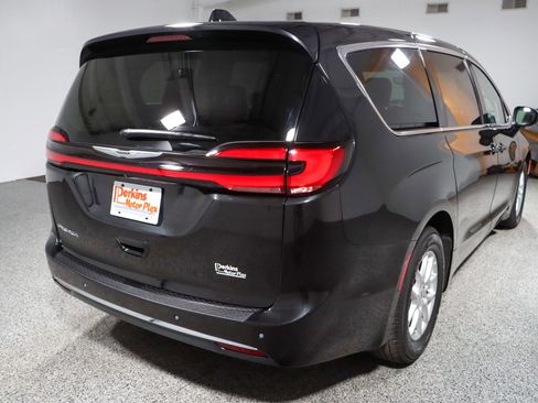 Used 2023 Chrysler Pacifica Touring-L image 7