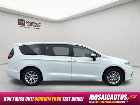 Used 2023 Chrysler Pacifica Touring-L FWD image 8