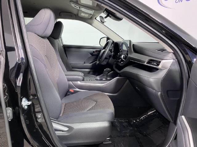 Used 2024 Toyota Highlander LE AWD/4WD image 9