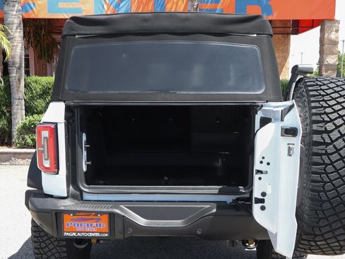 Used 2023 Ford Bronco Badlands w/ Sasquatch Package AWD/4WD image 9