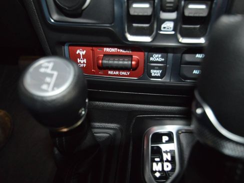 Used 2025 Jeep Gladiator Rubicon w/ Safety Group AWD/4WD image 37