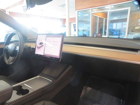 Used 2024 Tesla Model Y Long Range AWD/4WD image 29