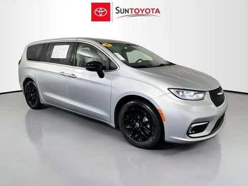 Used 2024 Chrysler Pacifica Touring-L image 1