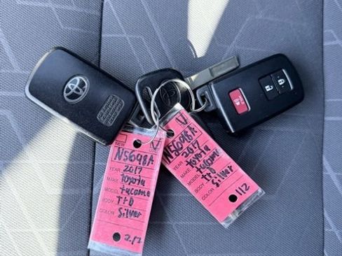 Used 2017 Toyota Tacoma TRD Off-Road image 32