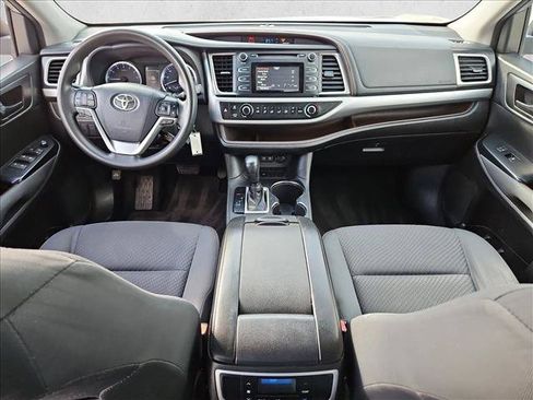 Used 2018 Toyota Highlander LE FWD image 17