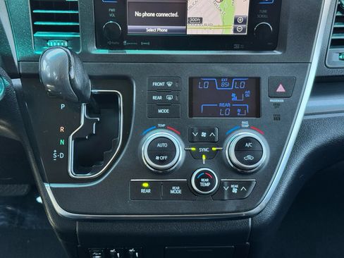 Used 2017 Toyota Sienna SE w/ SE Preferred Package FWD image 31