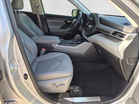 Used 2023 Toyota Highlander XLE FWD image 18