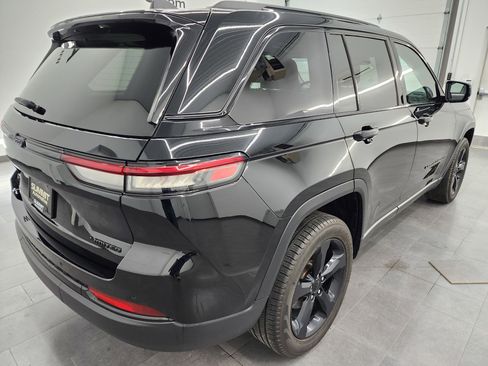 Used 2023 Jeep Grand Cherokee Limited w/ Black Appearance Package image 5