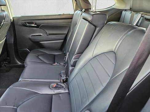 Used 2023 Toyota Highlander XLE image 20