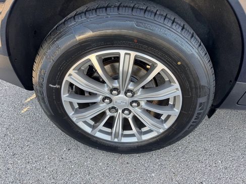 Used 2017 Cadillac XT5 Luxury w/ Driver Awareness Package FWD image 11