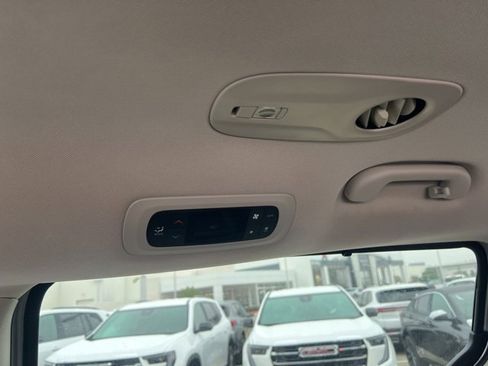 Used 2024 Chrysler Pacifica Touring-L image 15