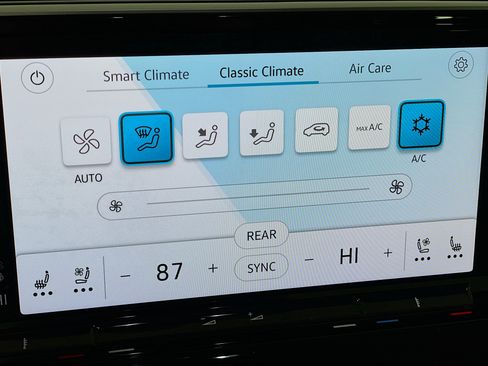 Used 2025 Volkswagen Atlas SE image 23