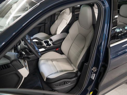 Certified 2026 Porsche Cayenne AWD/4WD image 5