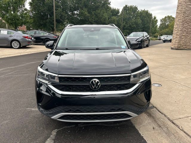 Used 2023 Volkswagen Taos SE FWD image 2