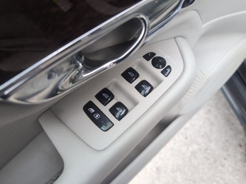 Used 2016 Volvo XC90 T6 Momentum w/ Momentum Plus Package image 15