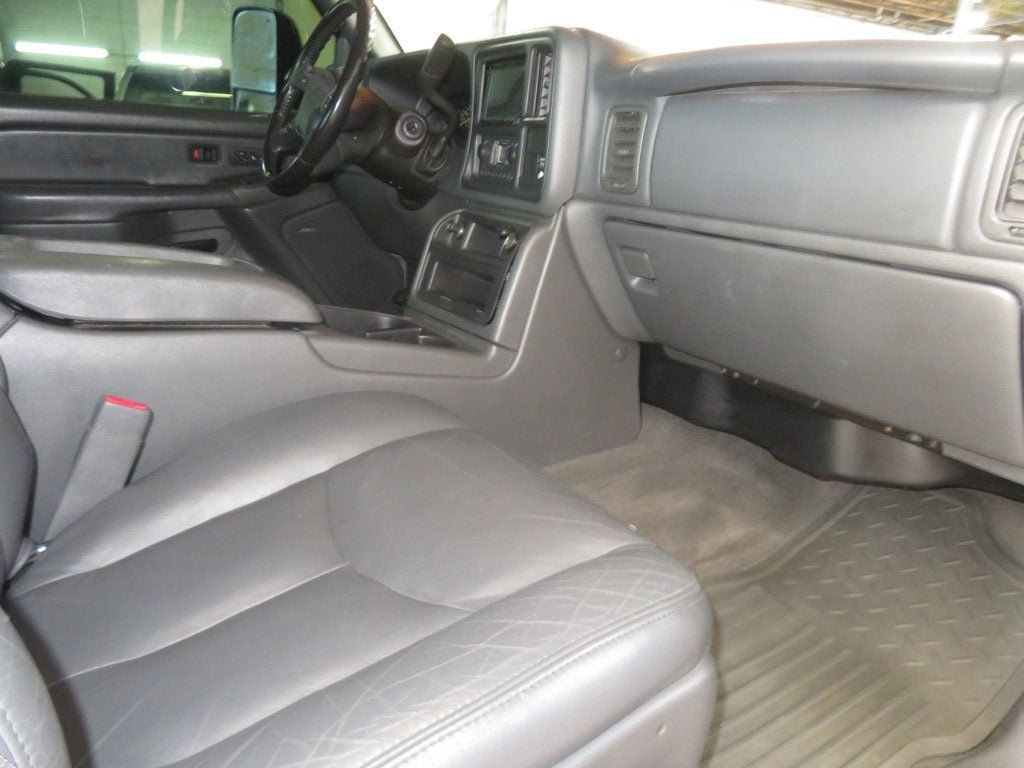 Used 2006 Chevrolet Silverado 2500 LT w/ Onstar Plus Package AWD/4WD image 30