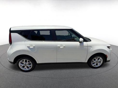 Used 2025 Kia Soul LX w/ LX Technology Package FWD image 16