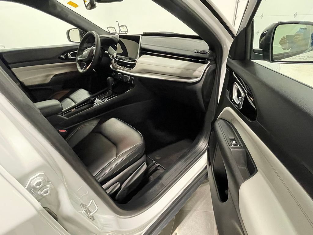 Used 2026 Jeep Compass Limited AWD/4WD image 24
