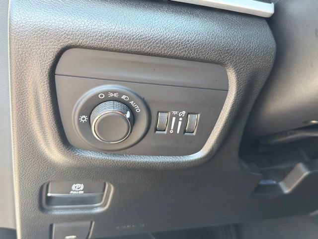 Used 2025 Jeep Grand Cherokee Altitude AWD/4WD image 32