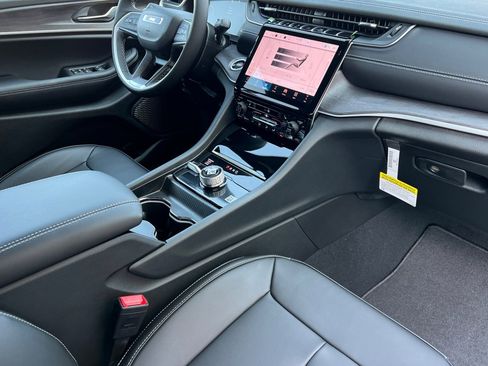 New 2025 Jeep Grand Cherokee Limited image 16