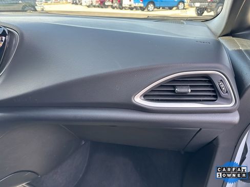 Used 2025 Chrysler Pacifica Select image 59