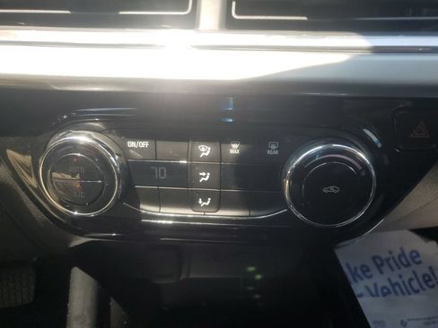 Used 2025 Chevrolet Trax LT FWD image 21