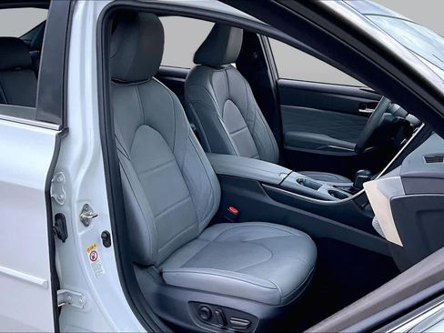 Used 2019 Toyota Avalon Limited FWD image 9