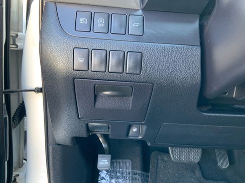 Used 2017 Toyota Highlander Plus FWD image 19