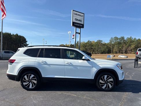 Used 2025 Volkswagen Atlas SE image 2