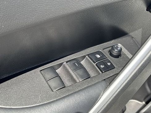 Used 2022 Toyota Corolla Cross XLE w/ Convenience Package FWD image 20