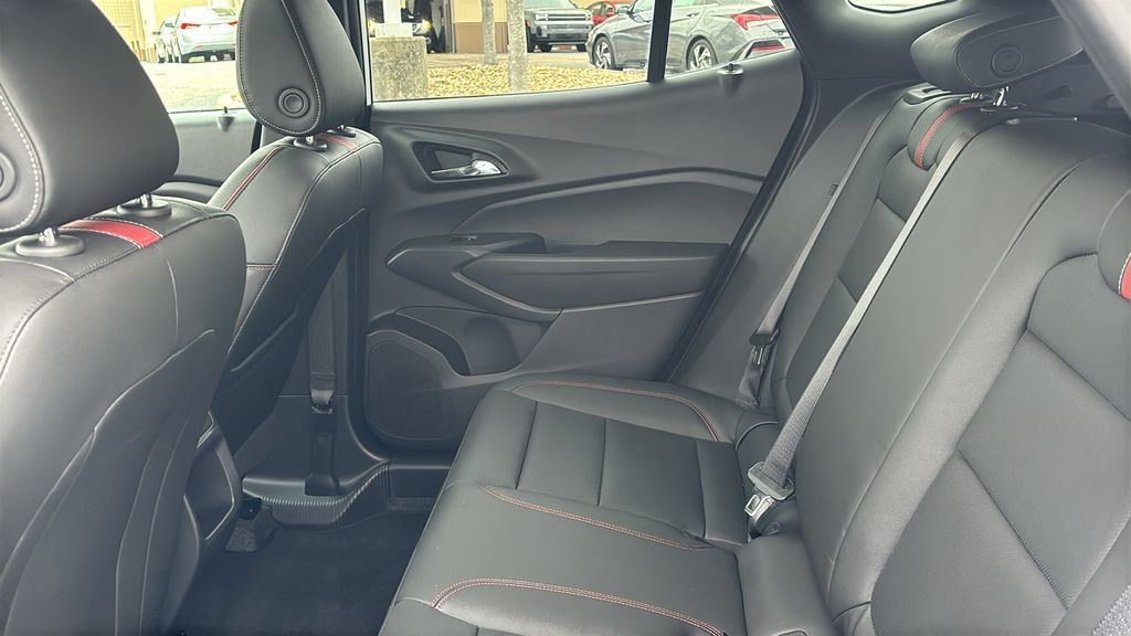 Used 2025 Chevrolet Trax RS w/ Sunroof Package FWD image 29